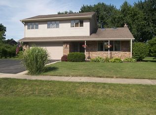 536 Seward St, Roselle, IL 60172