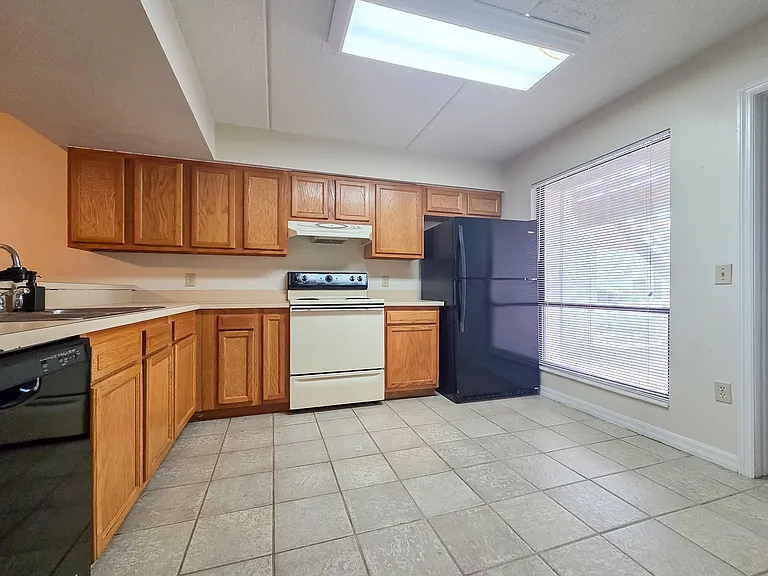 1634 SW 16th St — Photo 7