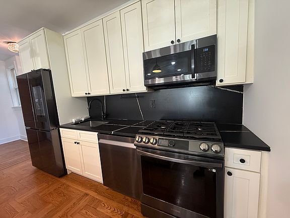 3rd image of 40 Sterling Ave Floor 1