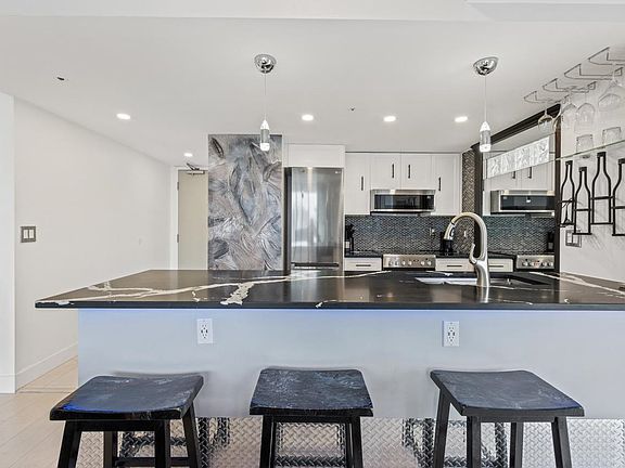 4th image of 183 Keefer Pl #3201