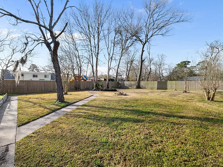 1400 Oak Hollow Dr — Photo 46