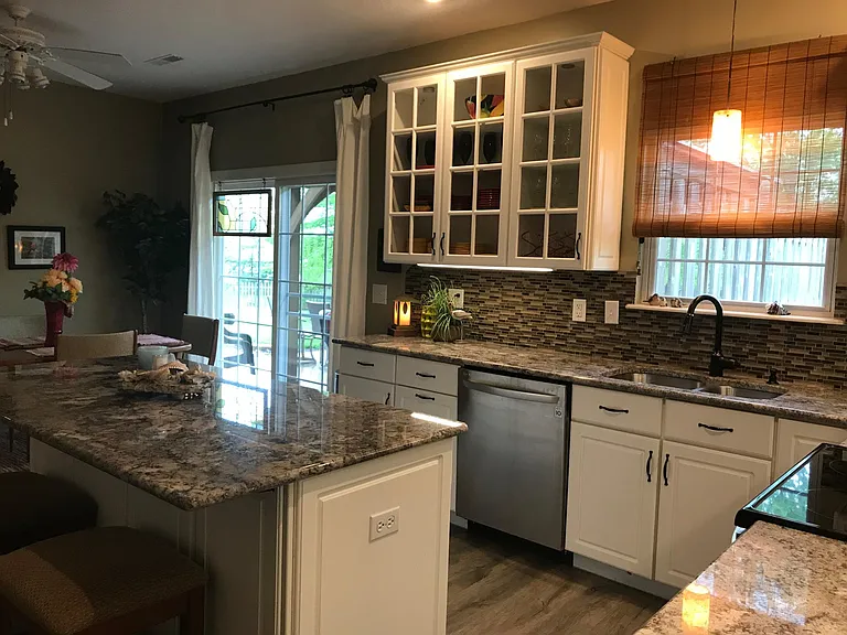 Granite Counter Tops & Breakfast Bar