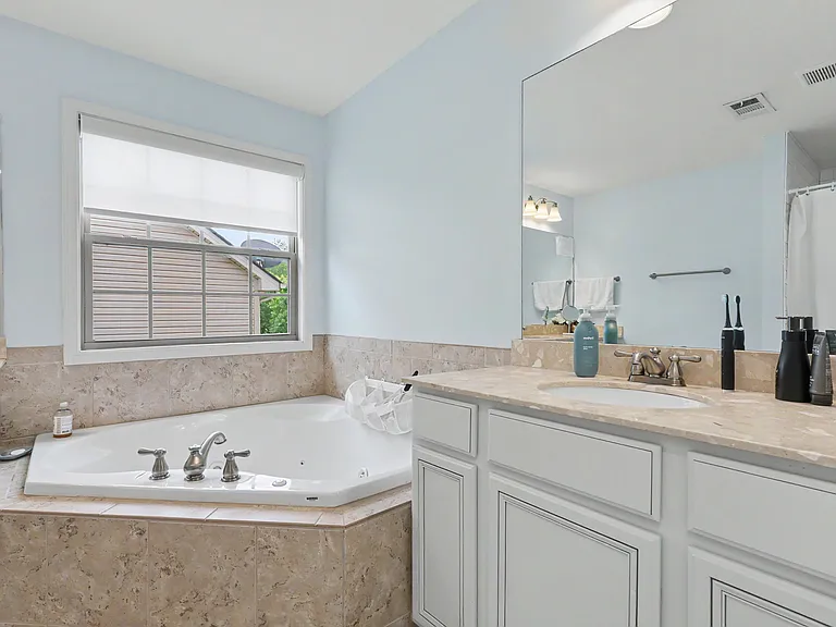 1147 Looking Glass Ln — Photo 4