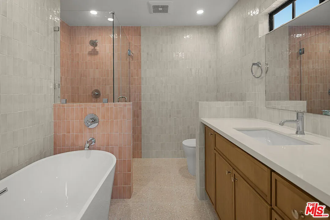 2 bed, 2.5 bath, 1680 sqft, $6,050 — Photo 2