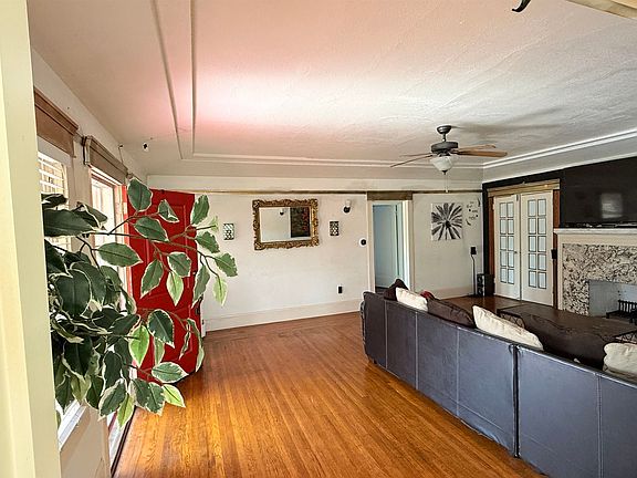 2nd image of 705 W Elm St