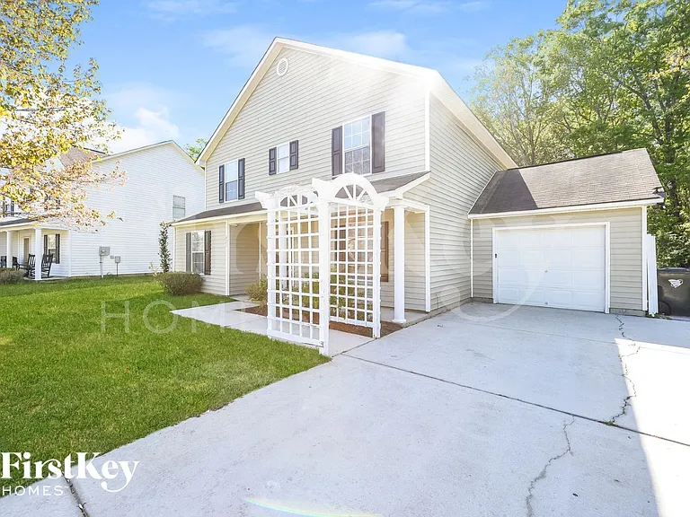 423 Aberdeen Cir — Photo 2