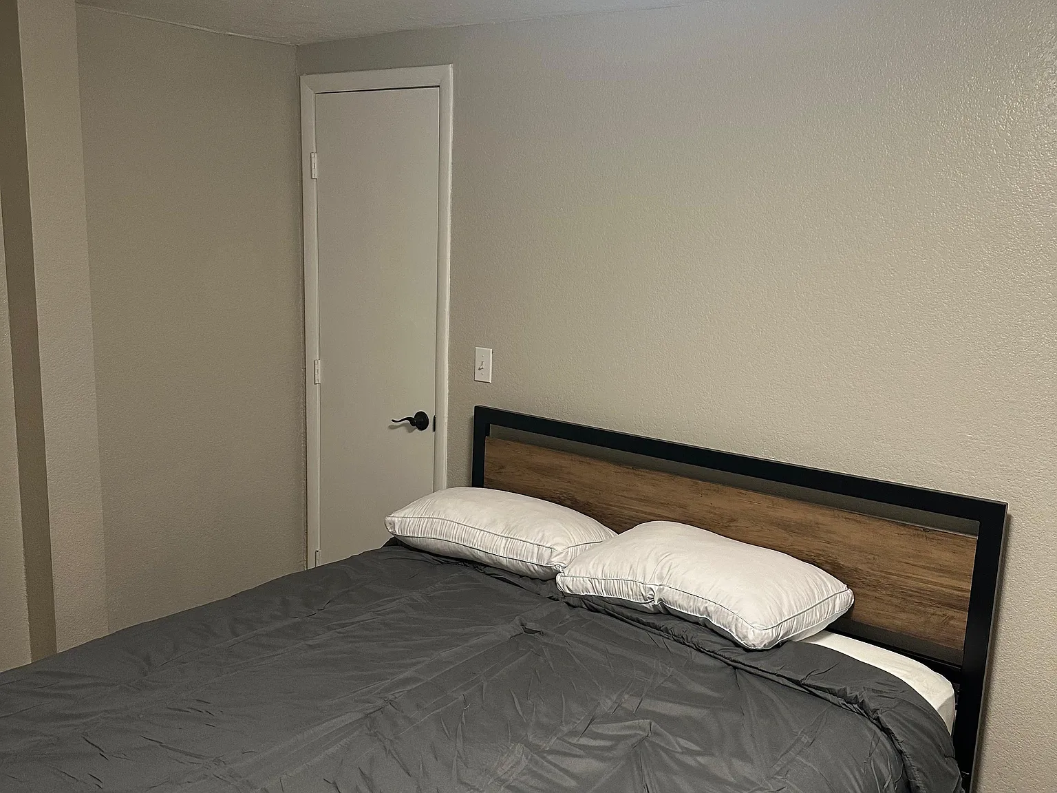 4 bed, 2.0 bath, 2400 sqft, $1,118 — Photo 4