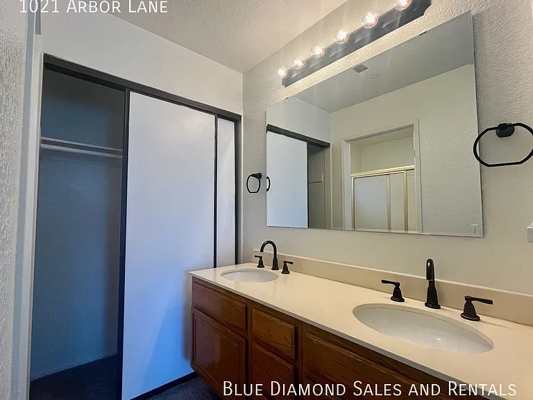 1021 Arbor Ln — Photo 24