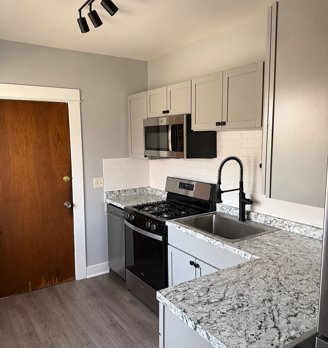 5 bed, $2,300 — Photo 2