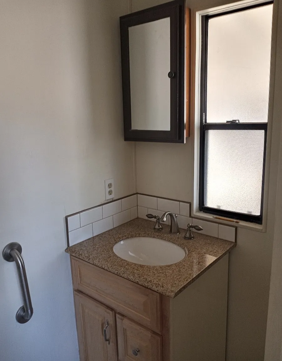 3 bed, 960 sqft, $1,300 — Photo 3