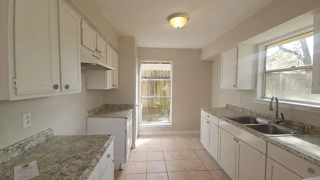 3 bed, 2.0 bath, 1019 sqft, $1,799 — Photo 4