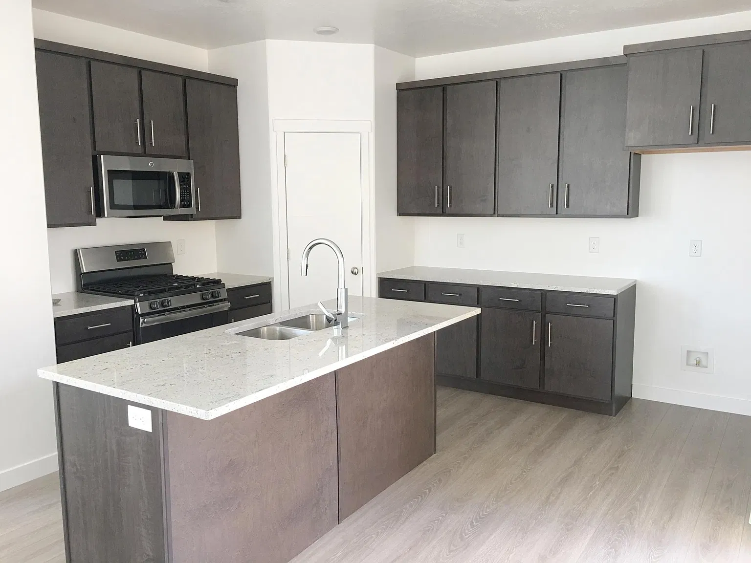 3 bed, 2.5 bath, 2320 sqft, $2,275 — Photo 4