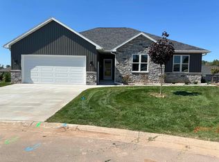 916 Clover Ct, Menasha, WI 54952