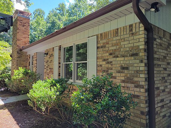 5th image of 303 Rosewood Ln