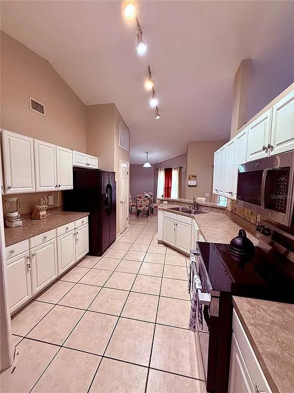 4 bed, 2.0 bath, 1859 sqft, $2,500 — Photo 4