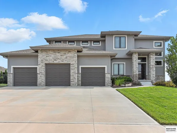 18716 Hampton Dr, Omaha, NE 68136