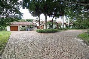 5 bed, 4.5 bath, 4586 sqft, $20,000 — Photo 2