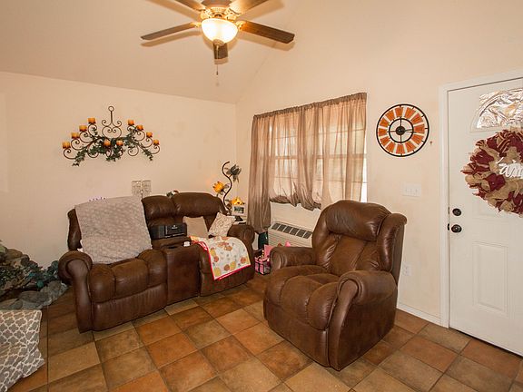 3rd image of 1127 E Moman Ave