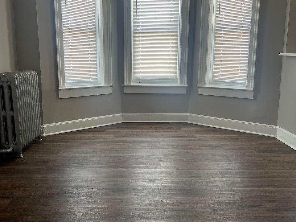 Dining Room-Perfect to entertain guests