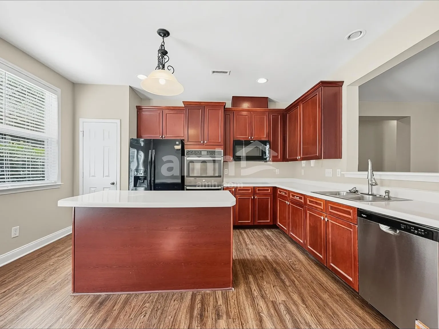 3 bed, 2.0 bath, 1724 sqft, $2,045 — Photo 4