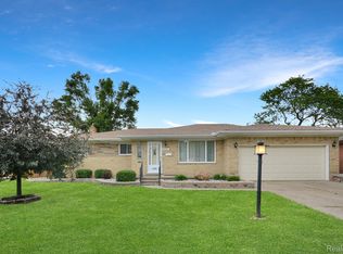 8585 Helen St, Center Line, MI 48015