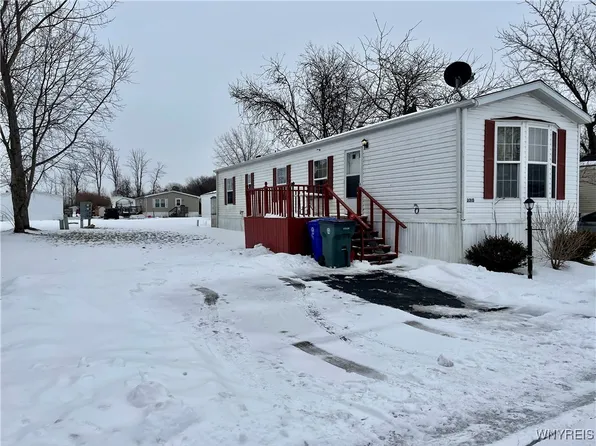 2315 Oak Ln, Newfane, NY 14108