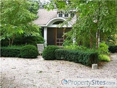 2nd image of 1041 Holland St