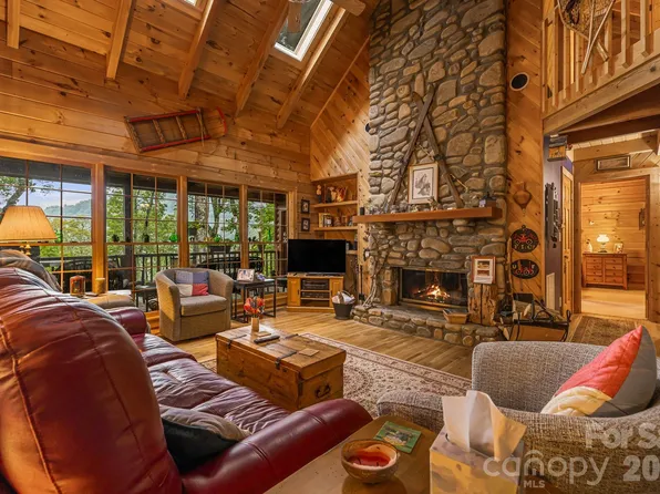 215 Goldenleaf Rd, Mars Hill, NC 28754