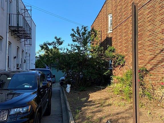 4th image of 1060 60th St