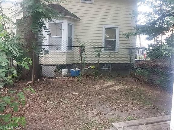 5th image of 833 Harriet Ave NW