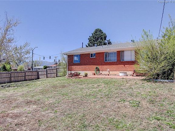 HUGE backyard with great mountain view