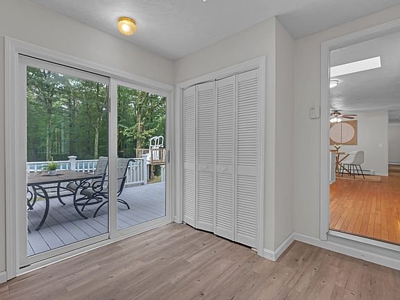 4th image of 27 Redwood Dr