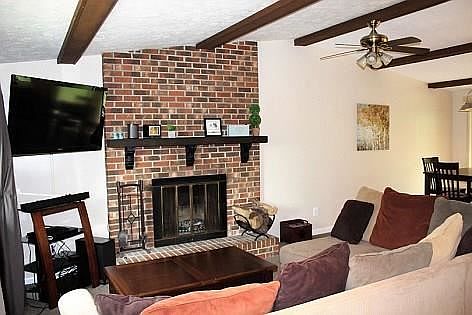 3rd image of 15 Debran Dr