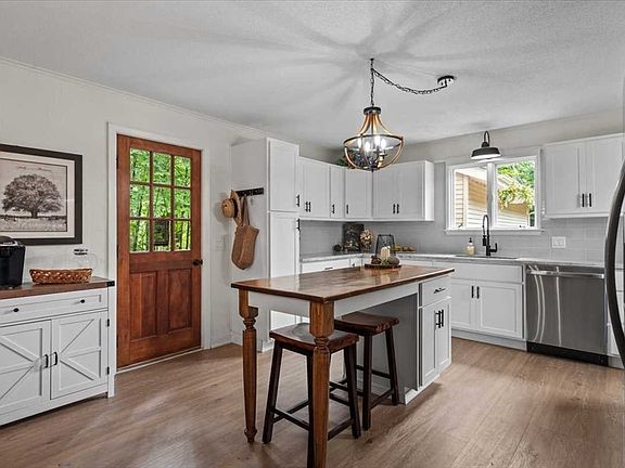2nd image of 822 Hardwick Rd