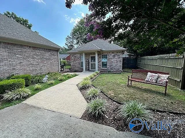 147 Greenlawn Dr — Photo 2