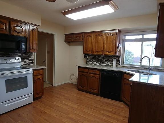 4th image of 1129 W Park Dr