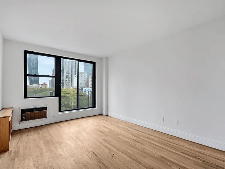 655 2nd Ave #5D — Photo 3