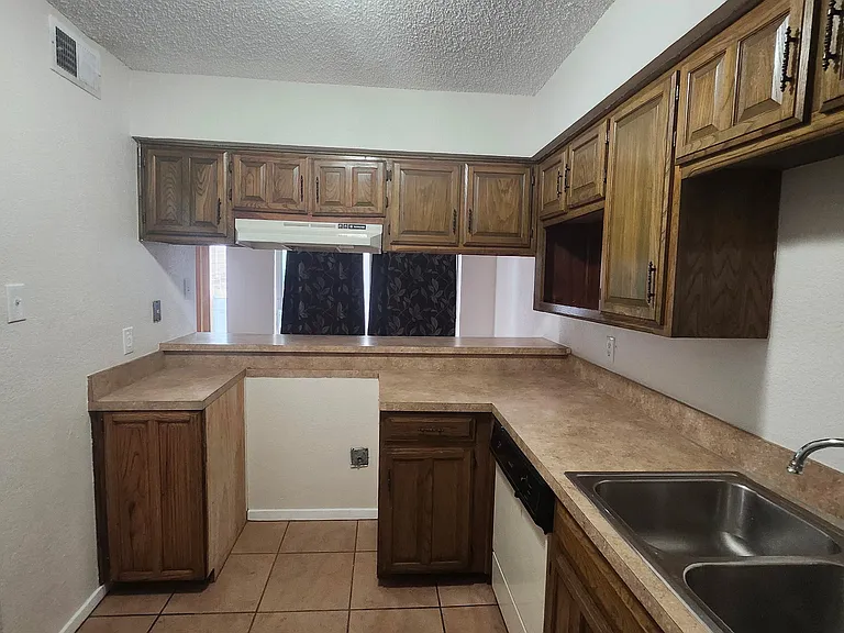 2423 Springmont Ct #2425 — Photo 16