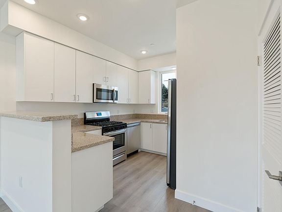 5th image of 14228 Delano St #104
