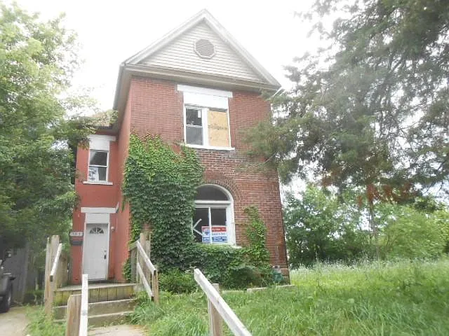 795 E Columbus St photo 1