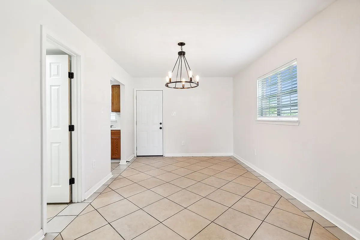 3 bed, 1.5 bath, 1650 sqft, $1,850 — Photo 3