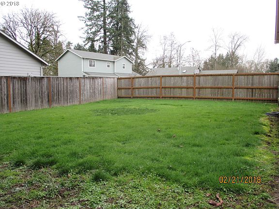 3rd image of 843 SE Roberts Ct