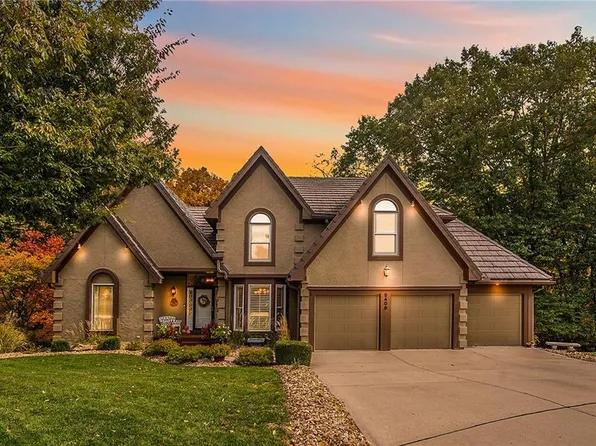 5409 Sleepy Hollow Rd, Parkville, MO 64152