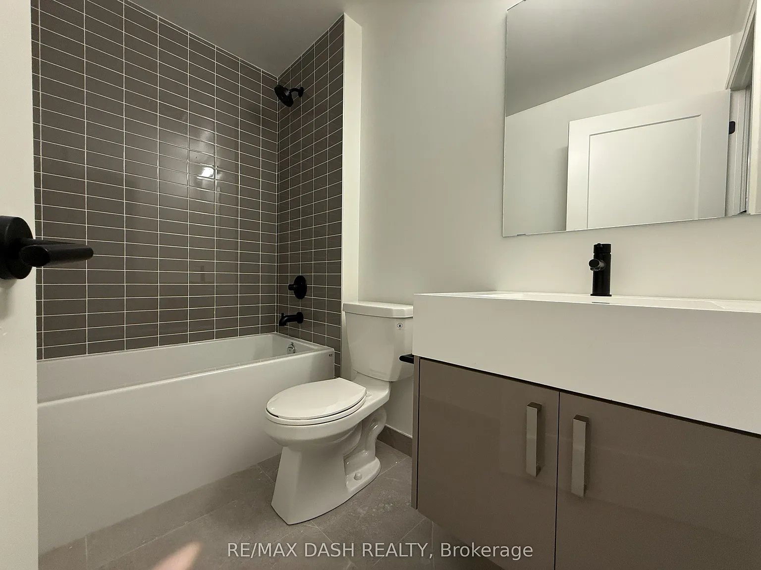 3 bed, $3,890 — Photo 4