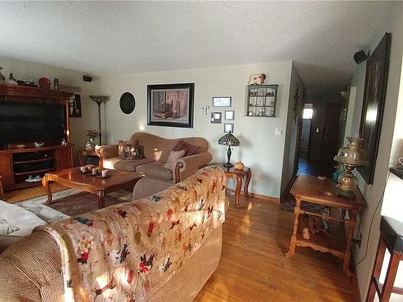 4th image of 23 Nassau Ln