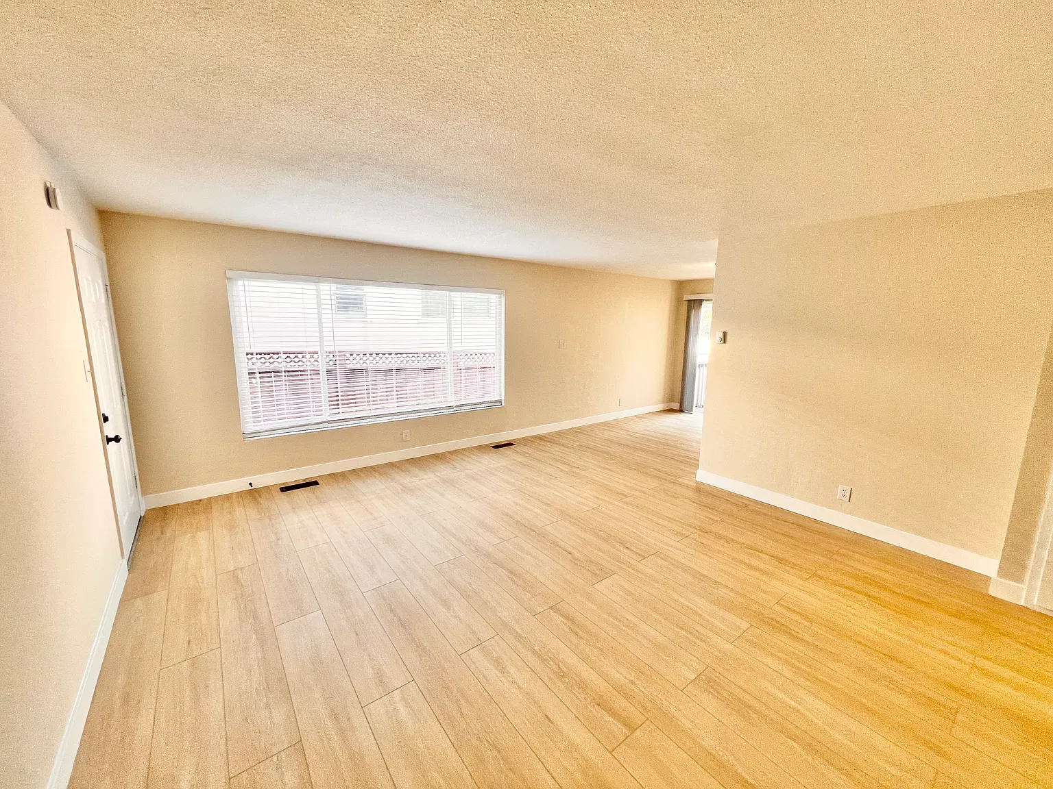 2 bed, 850 sqft, $3,500 — Photo 2
