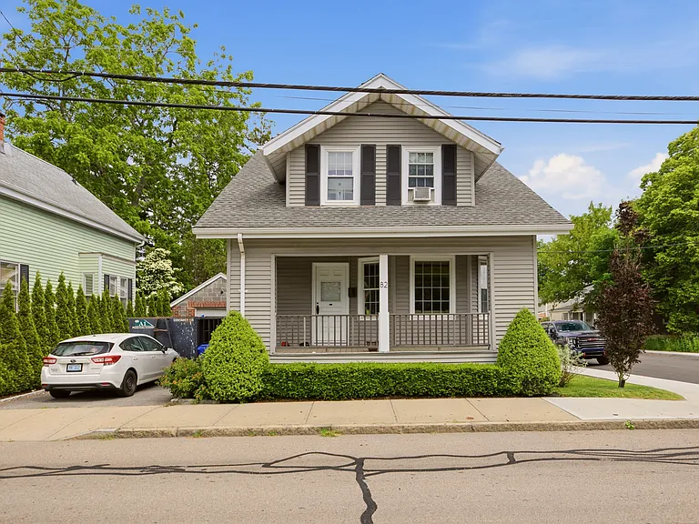82 Van Zandt Ave — Photo 1