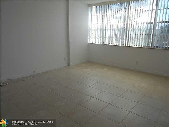 4th image of 2731 Taft St APT 307