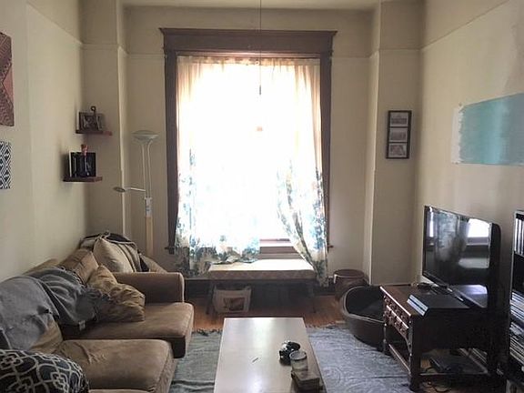 3rd image of 3849 N Hermitage Ave #1