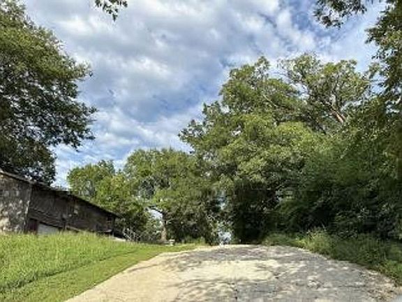 Exterior Neighborhood (street photo)